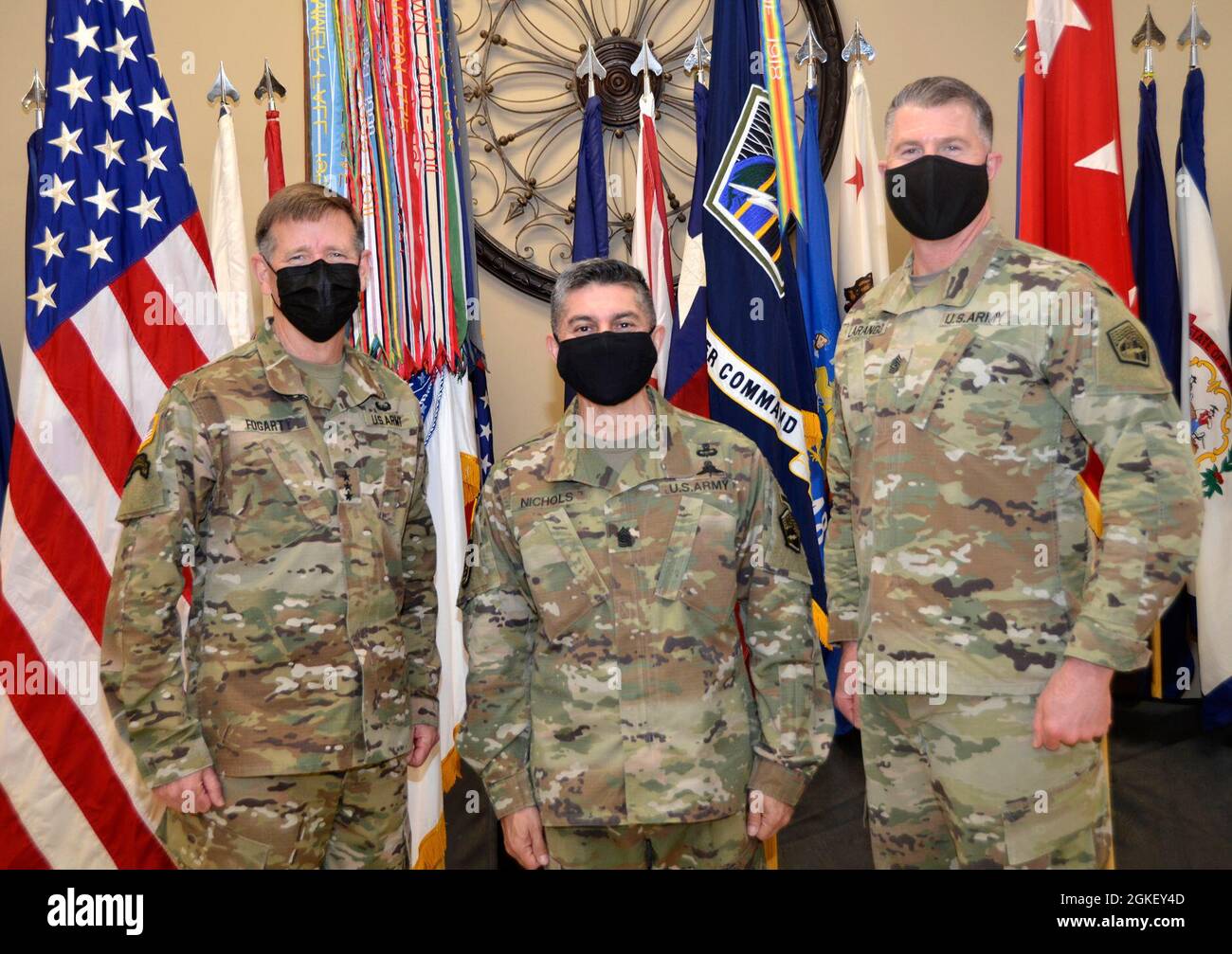 (Von links nach rechts) LT. General Stephen G. Fogarty, Kommandant des U.S. Army Cyber Command (ARCYBER); Command Sgt. Maj. Jack Nichols, der eingehende ARCYBER-Befehl Sergeant Major; und Sgt. Maj. Bart T. Larango, der scheidende (interimistische) ARCYBER-Kommandofeldwebel Major, trifft sich nach der Übernahme der Befehlszeremonie, bei der Nichols die Pflichten des hochrangigen Anführers und Beraters von ARCYBER übernahm, in Fort Gordon, Georgia, 2. April 2021, zu einem Foto. Die Zeremonie wurde mit einem sehr kleinen Live-Publikum durchgeführt und live an ein virtuelles Publikum gestreamt und wurde im Anschluss an COVID-19-Praxis für Gesundheit und Sicherheit durchgeführt Stockfoto