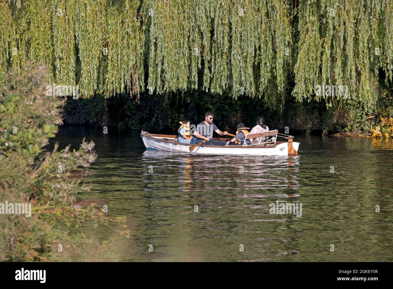 Indische Familie genießt Reise in kleinen Ruderboot Fluss Avon Strtaford upon Avon UK Stockfoto