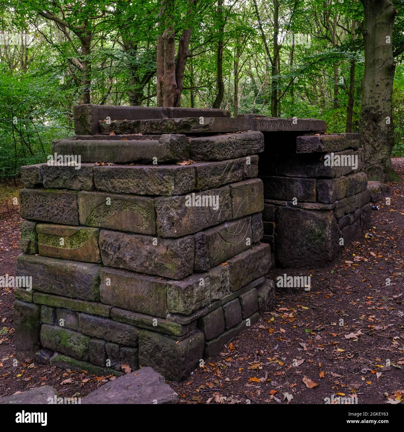 The Lost Gateway, ein Kunstprojekt in Wooley Woods, Sheffield, mit Steininschriften und Symbolen, die einer modernen Skulptur ein uraltes Gefühl verleihen. Stockfoto The Lost Gateway, ein Kunstprojekt in Wooley Woods, Sheffield, mit Steininschriften und Symbolen, die einer modernen Skulptur ein uraltes Gefühl verleihen. Stockfoto