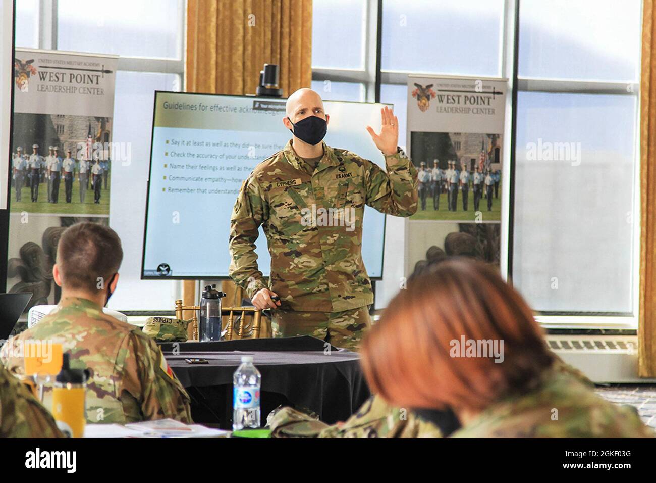 Sechzig Kadetten versammelten sich im West Point Club Ballroom, um am zweiten Tag der West Point-Verhandlungskonferenz an der US-Militärakademie am 2. April teilzunehmen. Am zweiten Tag der Konferenz lehrte Maj. Travis Cyphers (oben), Direktor des West Point Negotiation Project, Kadetten, ihre Verhandlungs- und Kommunikationsfähigkeiten zu erweitern, indem sie verstehen, wie sie während einer Verhandlung richtig kommunizieren und wie sie als Verhandlungsführer reagieren können. Stockfoto