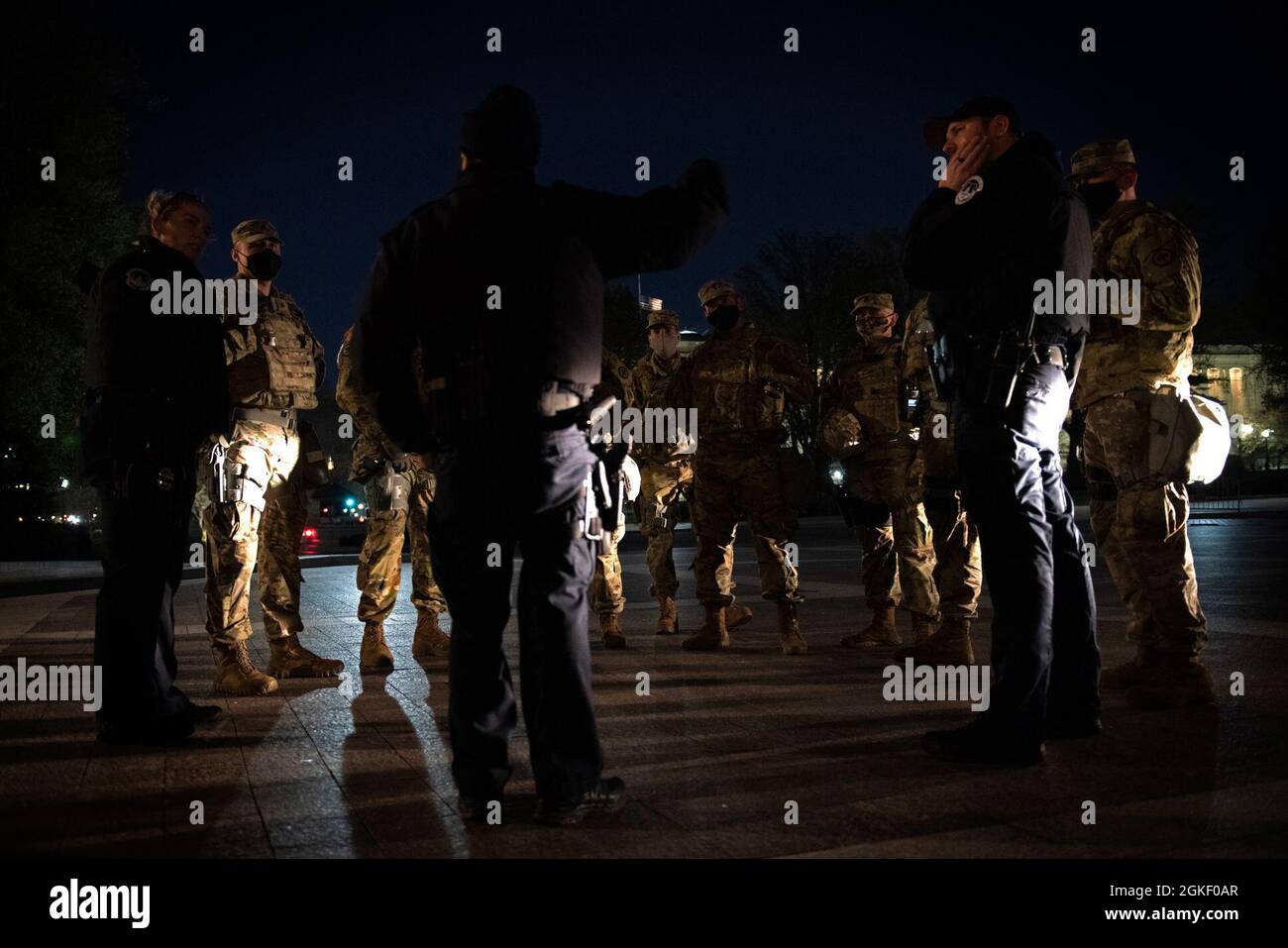 Mitglieder der New Jersey National Guard's A Truppe und Hauptquartier Truppe, 1. Squadron, 102. Kavallerie Division, unterhalten sich mit der US Capitol Police, bevor sie eine umherstreifende Patrouille im US Capitol durchführen, Nur wenige Stunden nachdem ein Fahrzeug eine Polizeibarrikade rammte und ein Verdächtiger einen USCP-Beamten tötete und einen anderen ins Krankenhaus schickte. Die Nationalgarde reagierte mit der Entsendung einer sofortigen Eingreiftruppe, um der USCP zu helfen. Stockfoto