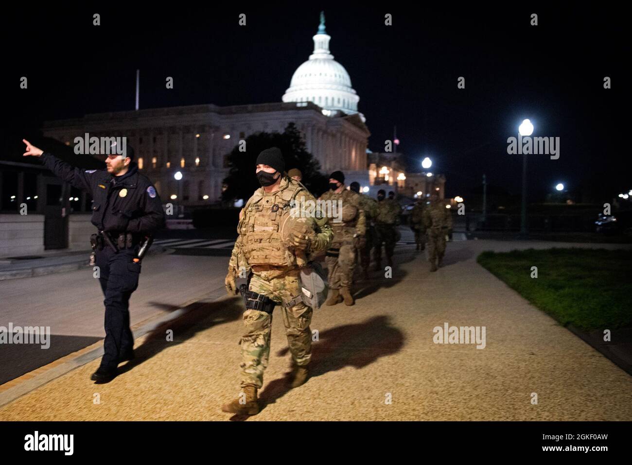 Mitglieder der New Jersey National Guard's A Truppe und Hauptquartiertruppe, 1st Squadron, 102nd Cavalry Division, führen eine umherstreifende Patrouille mit der US Capitol Police im US Capitol durch, wo nur Stunden nachdem ein Fahrzeug eine Polizeibarrikade rammte und ein Verdächtiger einen USCP-Offizier tötete, Und schickte einen anderen ins Krankenhaus. Die Nationalgarde reagierte mit der Entsendung einer sofortigen Eingreiftruppe, um der USCP zu helfen. Stockfoto