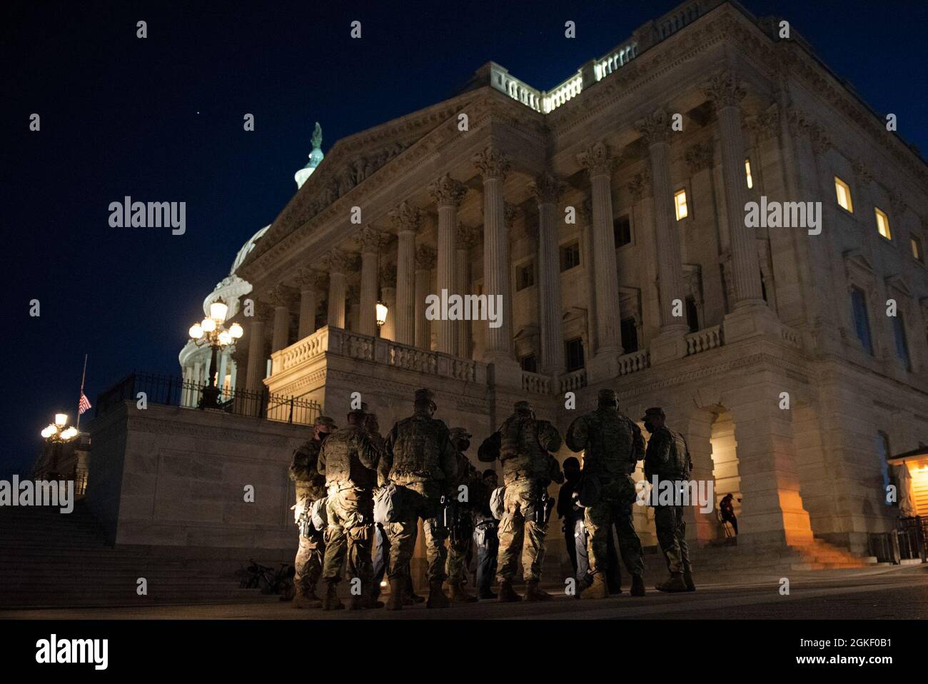 Mitglieder der New Jersey National Guard, Eine Truppe und Hauptquartiertruppe, 1. Staffel, 102. Kavallerie-Division, unterhalten sich mit der US-Polizei des Kapitols, bevor sie eine umherstreifende Patrouille im US-Kapitol durchführen, wo nur wenige Stunden nachdem ein Fahrzeug eine Polizeibarrikade rammte und ein Verdächtiger einen USCP-Offizier tötete, Und schickte einen anderen ins Krankenhaus. Die Nationalgarde reagierte mit der Entsendung einer sofortigen Eingreiftruppe, um der USCP zu helfen. Stockfoto