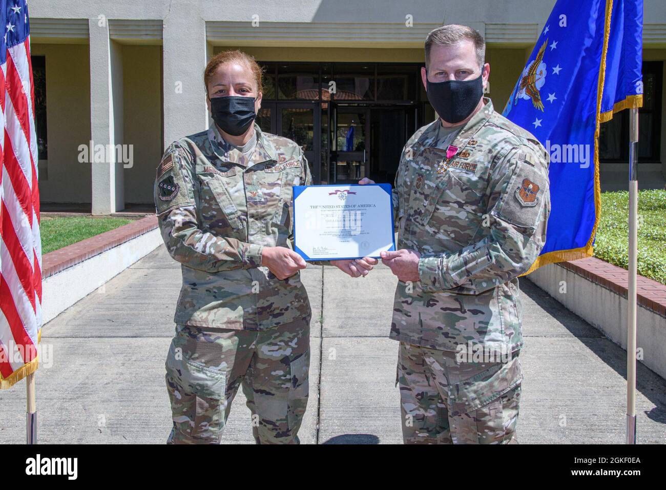 Maxwell AFB, Ala. - Chief Master Sergeant Michael R. Morgan, Command Chief Master Sergeant, 42nd Air Base Wing, Maxwell Air Force Base-Gunter Annex, Alabama, erhält die Legion of Merit-Medaille von Colonel eries L. Mentzer, Commander, 42nd Air Base Wing, Maxwell Air Force Base, Alabama für seinen hervorragenden Dienst, während er in Maxwell stationiert war. Stockfoto