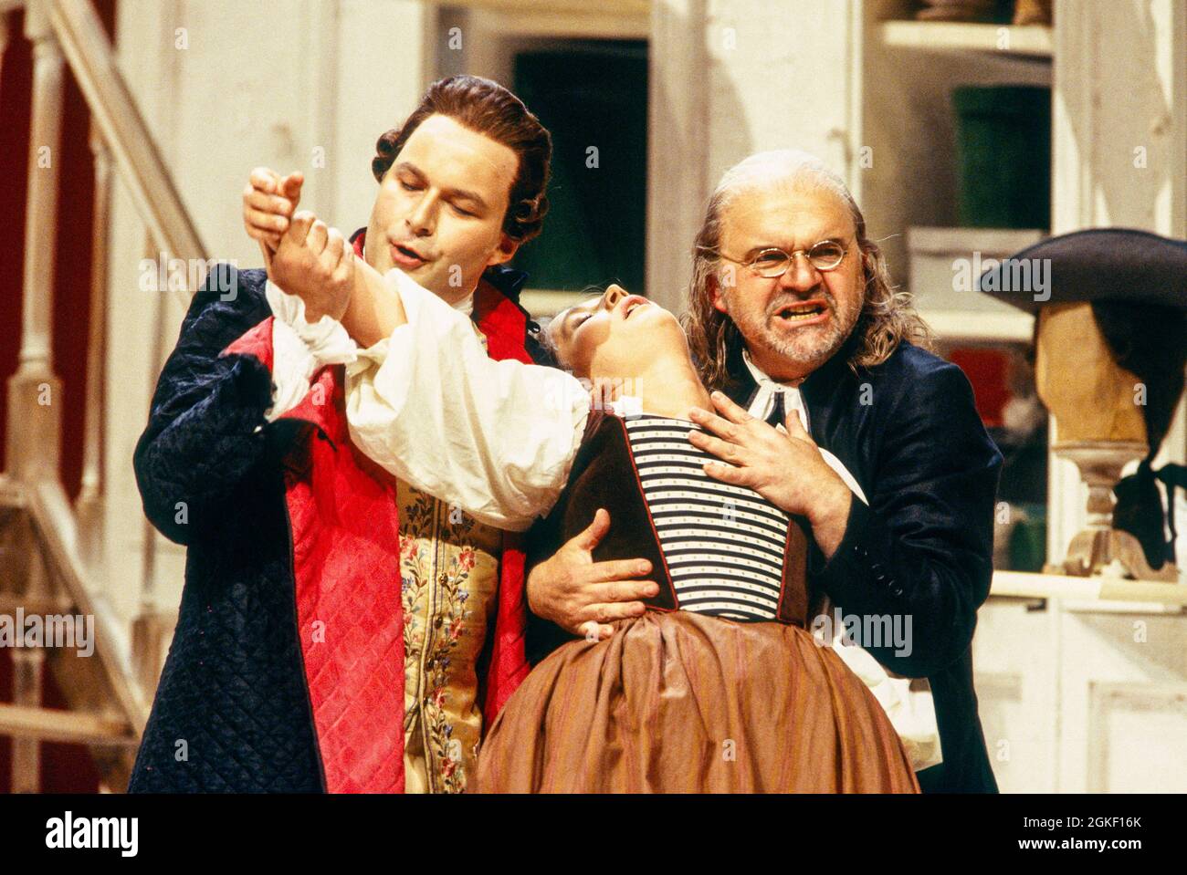 l-r: Andreas Schmidt (Graf Almaviva), Alison Hagley (Susanna), Robert Tear (Don Basilio) in LE NOZZE DI FIGARO an der Glyndebourne Festival Opera, East Sussex, England 28/05/1994 Musik: Wolfgang Amadeus Mozart Libretto: Lorenzo Da Ponte Dirigent: Bernard Haitink Design: John Gunter Beleuchtung: Pat Collins Choreograph: Jenny Weston Regie: Stephen Medcalf Stockfoto