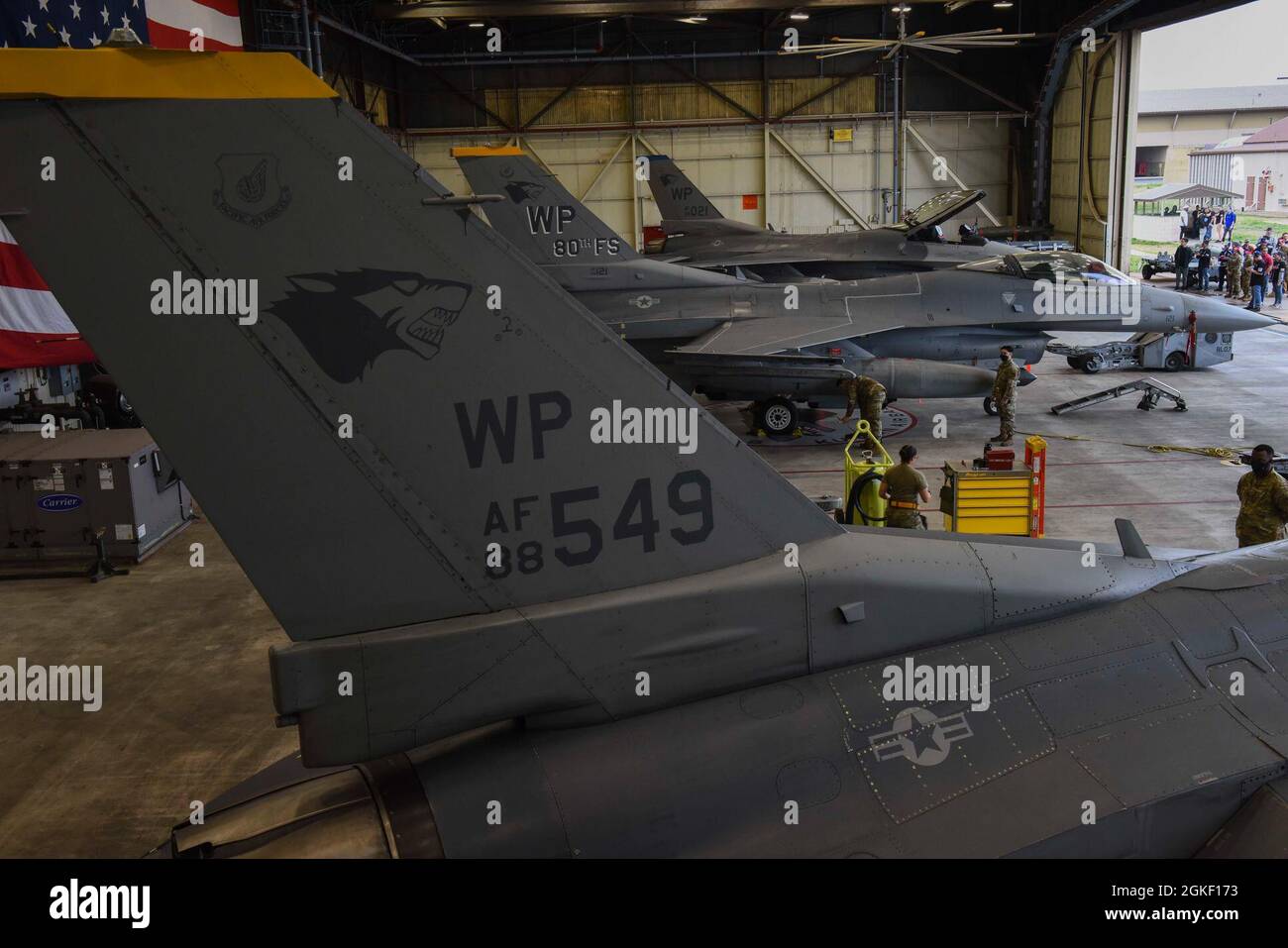 Die Flieger der 8th Maintenance Group treten während des 8. MXG-Wettkampfs im ersten Quartal auf dem Kunstan Air Base, Republik Korea, am 3. April 2021 an. Die drei-Personen-Crews werden nach Sicherheitsmaßnahmen, technischen Kenntnissen und Zeit beurteilt. Stockfoto