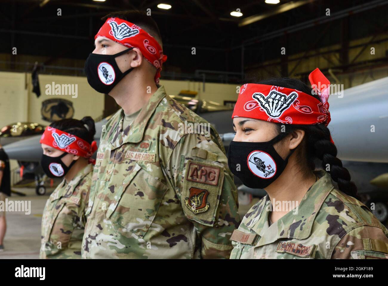 Personal Sgt. Jessy Perez, Leiter der Waffen-Crew der 80th Aircraft Maintenance Unit, Senior Airman Benjamin Barense, Leiter der 80. AMU-Waffen-Crew, Und Airman First Class Natalie Navia, 80. Mitglied der AMU-Waffencrew, bereitet sich darauf vor, ihren F-16 Fighting Falcon während des 8. Waffenlader-Crewwettbewerbs im ersten Quartal auf dem Kunstan Air Base, Republik Korea, am 3. April 2021 zu präsentieren. Die drei-Personen-Crews werden nach Sicherheitsmaßnahmen, technischer Kompetenz und Zeit beurteilt. Stockfoto