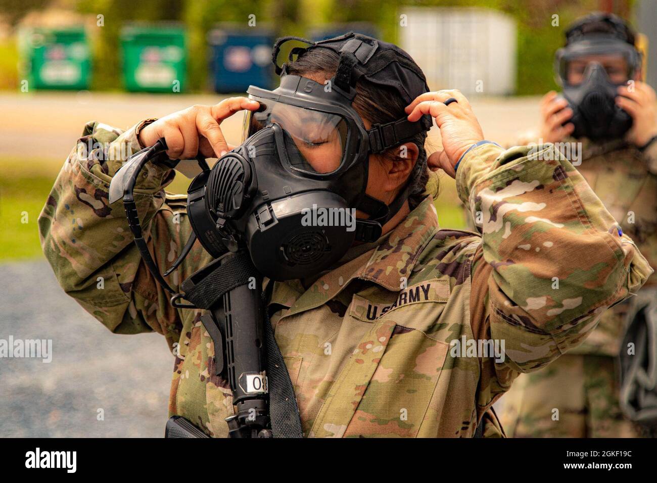 Sgt. Chinie Delaney von der 3. Brigade Combat Team, Headquarters and Headquarters Company, 3-10 IN, 10th Mountain Division (LI) legt ihr vorsichtig eine pro Gasmaske auf ein CBRN-Tutorial im Joint Readiness Training Center in Fort Polk, Louisiana, 4. April 2021. Das JRTC führte im April eine einmonatige Feldübung durch. Stockfoto