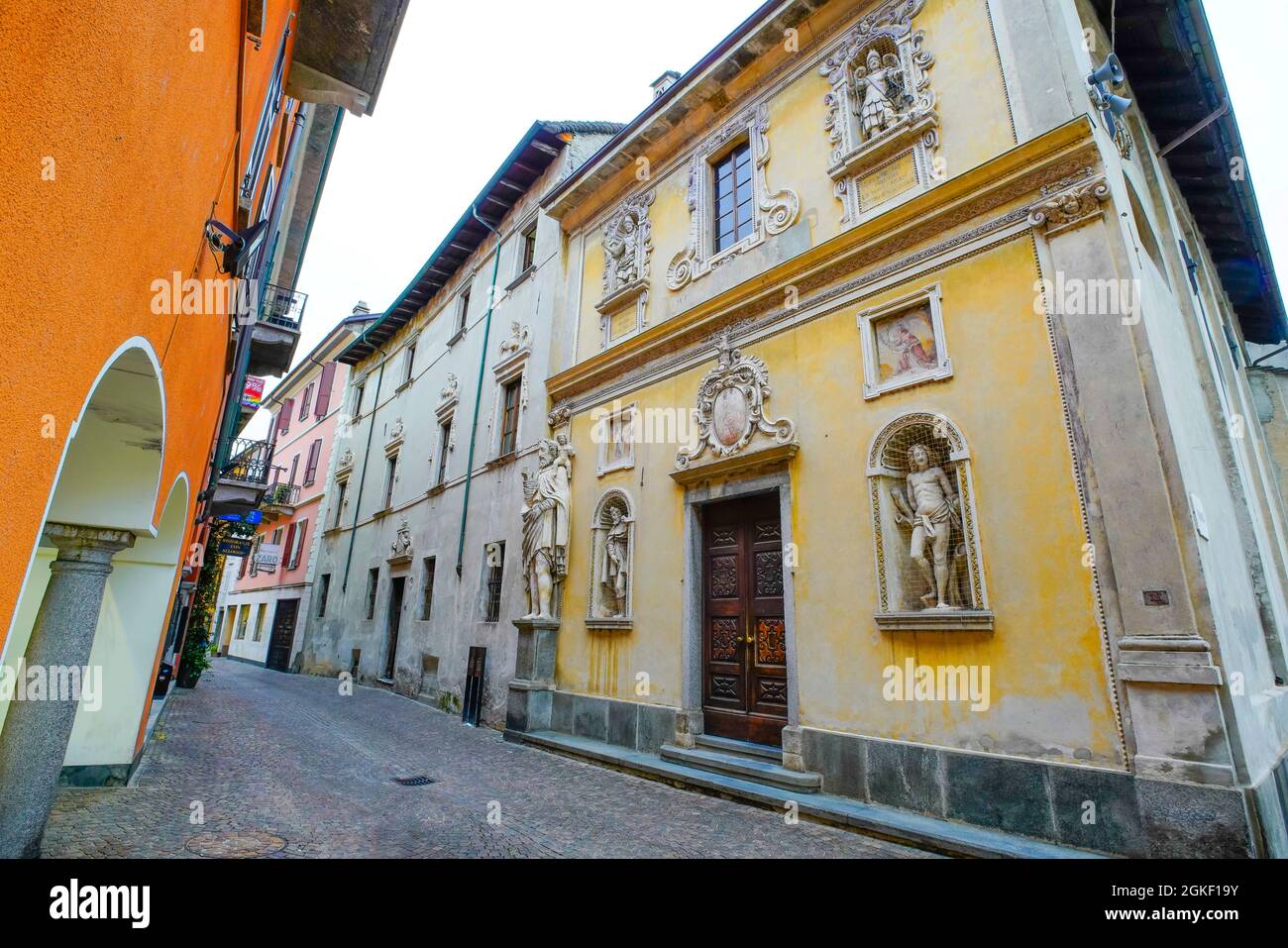 Die Chiesa di Santa Maria Assunta ist eine Kirche in der Altstadt von Locarno, Kanton Tessin, Schweiz. Das Portal der façade im Norden ist dec Stockfoto