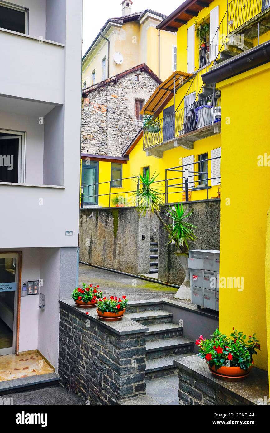 Farbenfrohe Gebäude in der Altstadt von Locarno, Kanton Tessin, Schweiz. Stockfoto