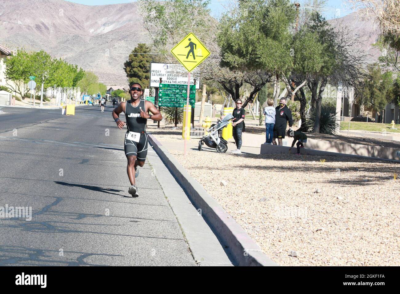 Dienstmitglieder, ihre Familien und Zivilisten nehmen am Triathlon Teil, der vom 11. Armee-Kavallerieregiment im Fort Irwin National Training Center am 3. April 2021 abgehalten wird. Der Triathlon bestand aus drei Veranstaltungen, dem 200-Meter-Schwimmen, dem 14-Meilen-Fahrrad und dem 3-Meilen-Lauf. Die Gewinner des ersten, zweiten und dritten Platzes erhielten Leistungsnachweise, je nachdem, ob sie in einem Team oder einzeln, ihrem Alter und ihrem Geschlecht teilgenommen haben. Stockfoto