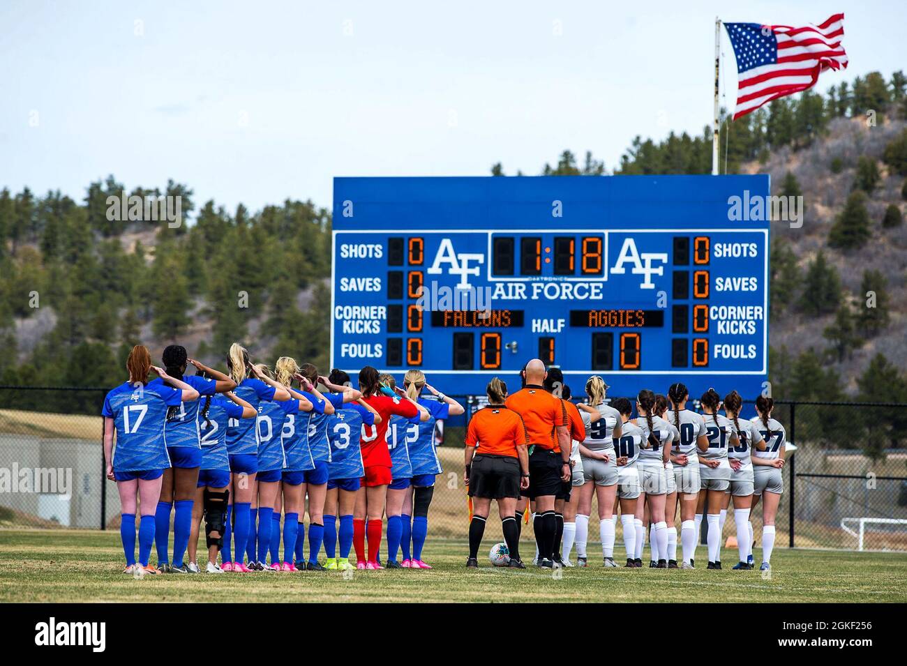 U.S. Air Force Academy -- Spieler der Air Force und der Utah State University während der National Anthem vor einem Fußballspiel im Cadet Soccer Stadium der U.S. Air Force Academy in Colorado Springs, Colorado, 4. April 2021. Air Force wurde von Utah 0-2 besiegt. Stockfoto