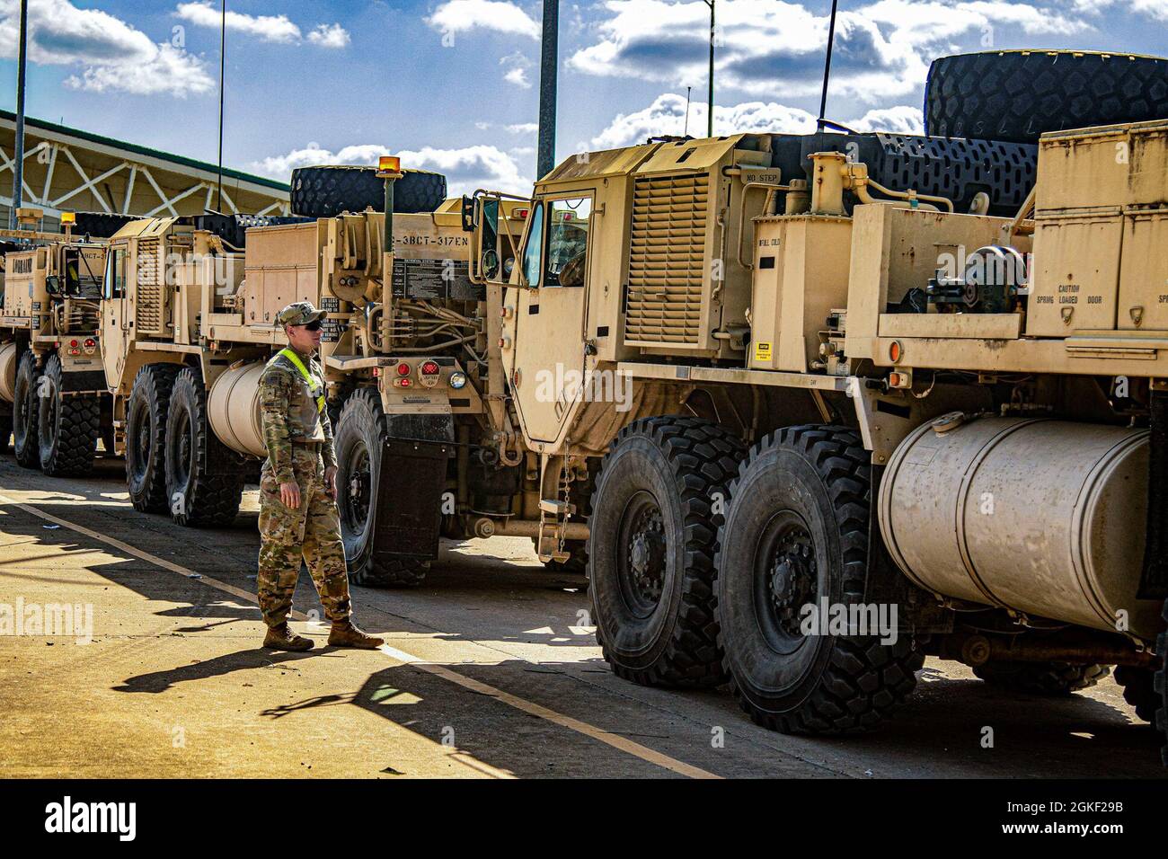 Ein Soldat des Kampfteams der 3. Brigade, Headquarters and Headquarters Company, 10th Mountain Division (LI), leitet Fahrzeuge, die mit mehreren integrierten Lasereingriffssensoren ausgestattet sind, in Fort Polk, Louisiana, 4. April 2021. 3BCT rüstete seine Ausrüstung mit MILES-Ausrüstung aus, in Erwartung eines einmonatigen Feldtrainings vom Joint Readiness Training Center in Fort Polk. Stockfoto