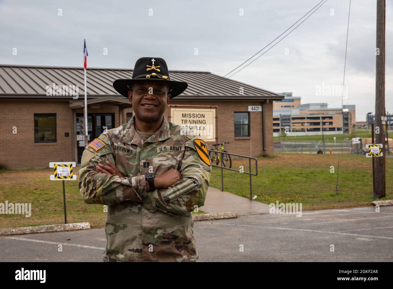 Capt. Raymond Akirewe, ein Kaplan mit der 1. Kavallerie-Division, posiert vor dem French Living Area in Fort Hood, Texas, 4. April 2021. Akirewe, ein ordinierter katholischer Priester, stammt aus Ghana, einer frankophonen Nation in Westafrika. Stockfoto