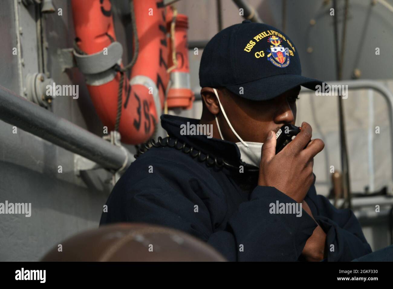 210405-N-IE405-3284 SOUDA BAY, Griechenland (5. April 2021) Ensign John McKnight teilt dem Pilothaus während einer See- und Ankerentwicklung in Souda Bay, Griechenland, am 5. April 2021 vom Steuerbord-Brückenflügel an Bord des Ticonderoga-Klasse-Lenkrakenkreuzers USS Philippine Sea (CG 58) mit. Die philippinische See wird derzeit im Einsatzgebiet der Sechsten Flotte der USA eingesetzt, um regionale Verbündete und Partner sowie nationale Sicherheitsinteressen der USA in Europa und Afrika zu unterstützen. Stockfoto