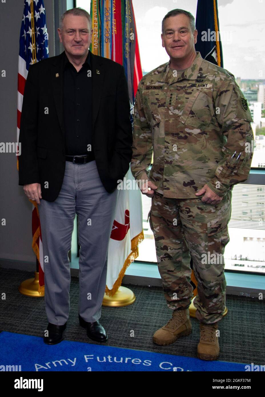 General John M. Murray, Commander, Army Futures Command, Besuche mit General James H. Dickinson, Commander, U.S. Space Command, am 5. April 2021 in Austin, Texas. Stockfoto