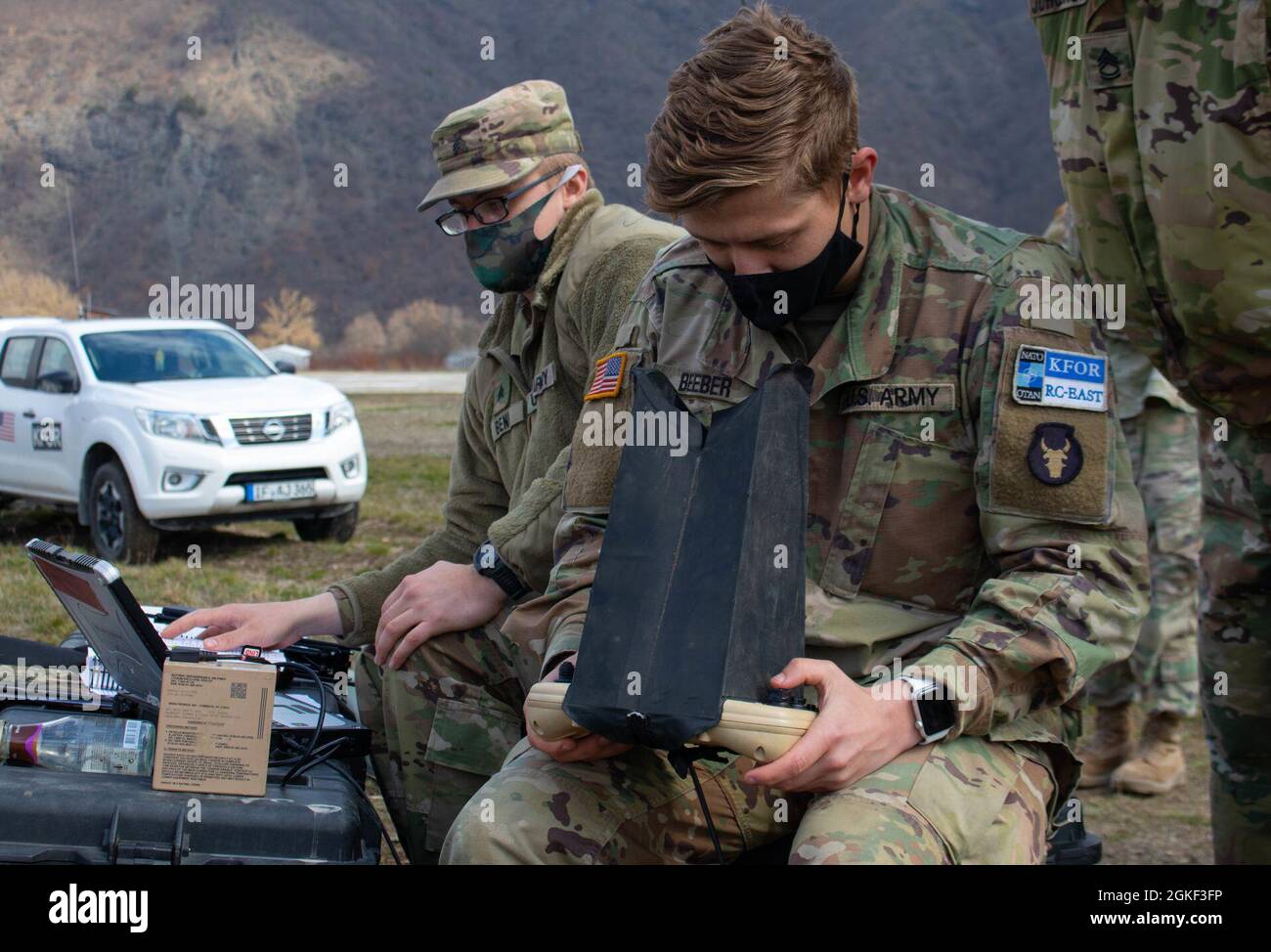 Spc. Aaron Beeber, ein Kavalleriescout, der der Truppe B, der 1. Staffel, dem 113. Kavallerieregiment, der 2. Brigade, der 34. Infanterie-Division, der Iowa Army National Guard, zugewiesen wurde, führt am 5. April 2021 Vorflugkontrollen an einem RQ-11-Raben in Camp Nothing Hill, Kosovo, durch. Die Soldaten der Kosovo-Streitkräfte des Regionalkommandos Ost verwenden kleine unbemannte Luftbildungssysteme für Aufklärungsmissionen im Kosovo. Stockfoto