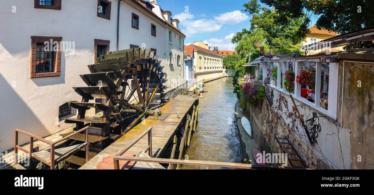 Velkoprevorsky Wassermühle - Mühlrad auf der Moldau, Wasserkanal Certovka, Prag, Tschechische Republik Stockfoto