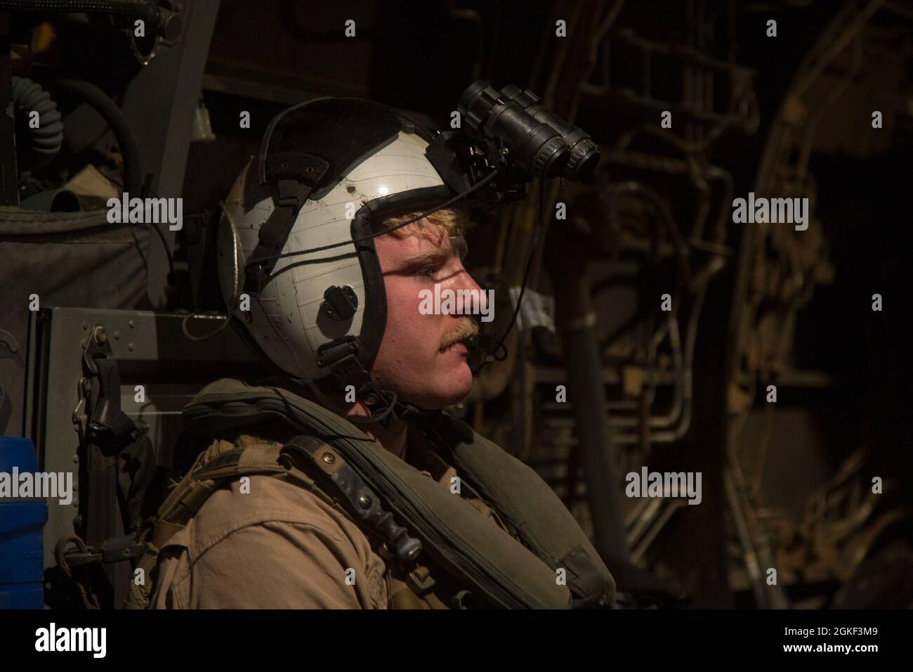 U.S. Marine Corps CPL. Ethan Sproul, ein MV-22B Osprey-Crewchef, der dem Marine Aviation Weapons and Tactics Squadron One (MAWTS-1) zugewiesen wurde, steht nach Abschluss der Wartungskontrollen vor dem Start während einer nächtlichen Taktiken-Übung zur Unterstützung des Weapons and Tactics Instructor (WTI)-Kurses 2-21, in East Mesa, in Mesa, Arizona, vor. April 5, 2021. Der WTI-Kurs ist eine siebenwöchige Schulungsveranstaltung, die von MAWTS-1 veranstaltet wird und standardisierte fortgeschrittene taktische Schulungen und Zertifizierungen von Instruktorenqualifikationen bietet, um die Ausbildung und Bereitschaft der Meeresluftfahrt zu unterstützen, und hilft bei der Entwicklung und dem Einsatz Stockfoto