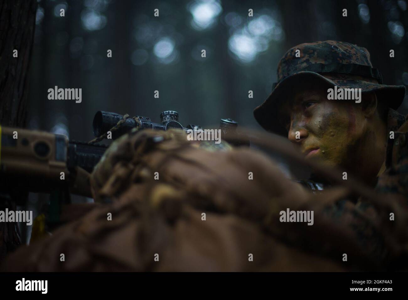 U.S. Marine Corps Lance CPL. Braden Boyd, ein Teamleiter mit 3d Bataillon, 3D Marine Regiment, bietet Sicherheit während der Übung Fuji Viper 21.3 im Combined Arms Training Center, Camp Fuji, Japan, 5. April 2021. Während dieser Übung haben Marines Taktiken, Techniken und Verfahren verfeinert, um Expeditions- und Basisoperationen auf Zug- und Unternehmensebene zu unterstützen. 3/3 wird im Indo-Pazifik-Raum unter dem 4. Marine-Regiment, 3d Marine Division, eingesetzt. Boyd stammt aus Payson, Arizona. Stockfoto