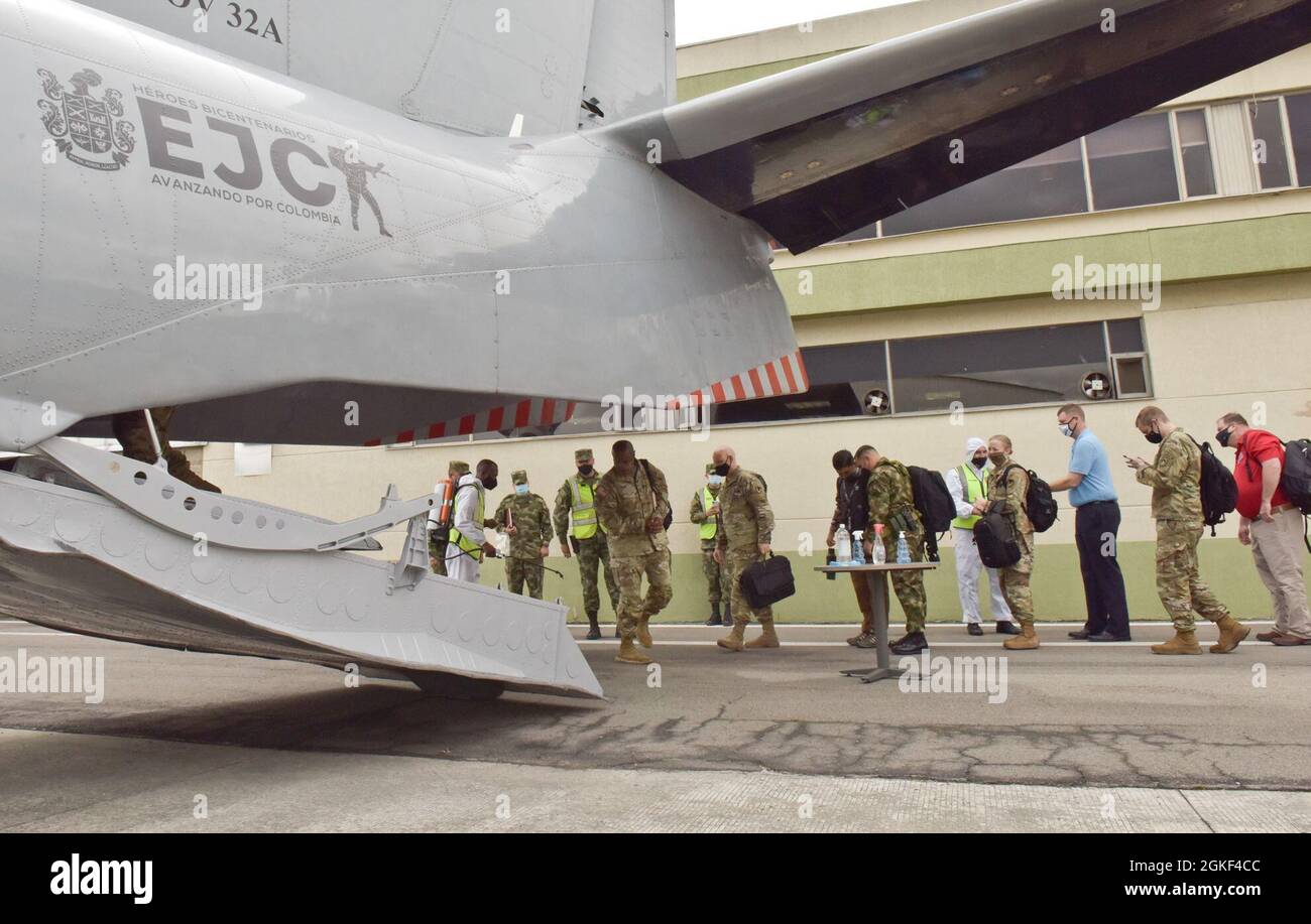 Mitglieder der Delegation der kolumbianischen und der US-Armee bereiten sich darauf vor, das Flugzeug am 5. April 2021 zu laden, um zu einem abgelegenen kolumbianischen Militärposten in Kolumbien zu reisen. Brig. General Douglas Lowrey, Kommandant des Sicherheitsdienstes der US-Armee, und Mitglieder seines Personals besuchten mehrere Standorte, um die Auswirkungen der US-Sicherheitshilfe und des Verkaufs ausländischer Streitkräfte zu sehen, um das kolumbianische Militär bei der Verteidigung seines Landes vor drohenden und internen terroristischen Bedrohungen zu unterstützen. Stockfoto