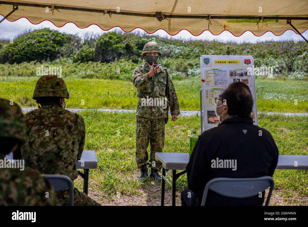 Japan Ground Self-Defense Force (JGSDF) Sgt. Takashi Kawahara, ein Techniker für die Entsorgung explosiver Kampfstoffe (EOD) mit der 101. Explosionsentsorgungseinheit, führt den letzten Countdown zur Entsorgung auf der IE Shima Training Facility (ISTF), Okinawa, Japan, durch, 6. April 2021. In den letzten fünf Jahren wurde auf Iejima gefundene, nicht explodierte Sprengkörper in Erwartung der Zerstörung gelagert. Auf Antrag des Bürgermeisters des IE-Dorfes führten JGSDF und die Entsorgungstechniker des Marine Corps Base Butler EOD kombinierte Operationen durch, um diese Gefahren zu zerstören. ISTF ist der einzige aktive Abbruchbereich an Bord von Iejima, wo der Operat Stockfoto