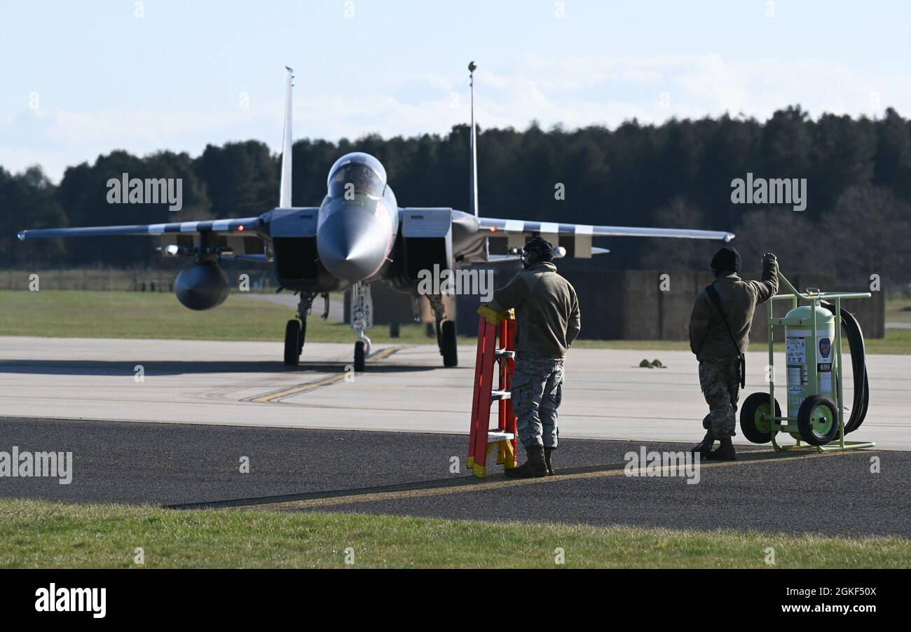 Die der 48th Maintenance Group zugeordneten Flieger führen Endkontrollen an einem F-15C Eagle durch, bevor er am 6. April 2021 bei der Royal Air Force Lakenheath, England, abhebt. Flugzeugbetreuer arbeiten Tag und Nacht daran, die F-15-Flotte des Liberty Wings flugtauglich und einsatzfähig zu halten. Stockfoto