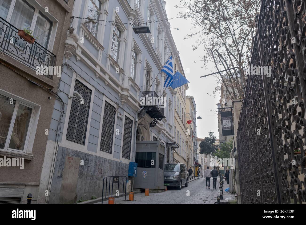 Taksim, Istanbul, Türkei - 03.12.2021: Straße von Griechenland Generalkonsulat Istanbul historisches Gebäude Stockfoto