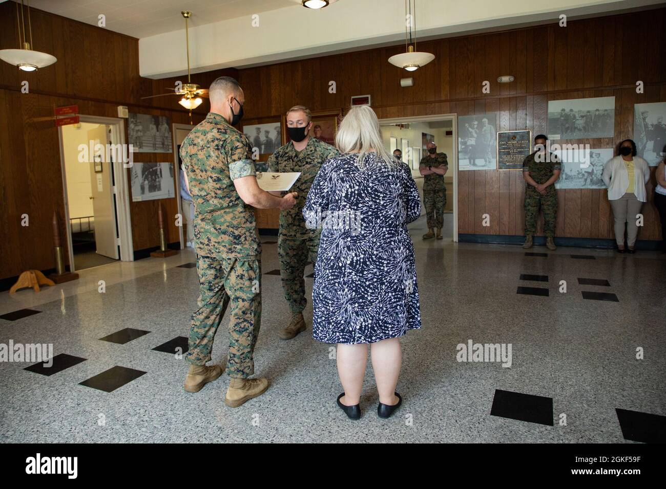 US Marine CPL. Andrew Bailey, Sachbearbeiter, erhält den President's Bronze Volunteer Service Award in der Lejeune Hall, Marine Corps Base Quantico, VA., 6. April 2021. Im Jahr 2003 führte der Rat für Dienst und Bürgerbeteiligung des Präsidenten die Auszeichnungen ein, die die Bedeutung von Freiwilligen für die Stärke und Identität des Landes verstärken. Stockfoto