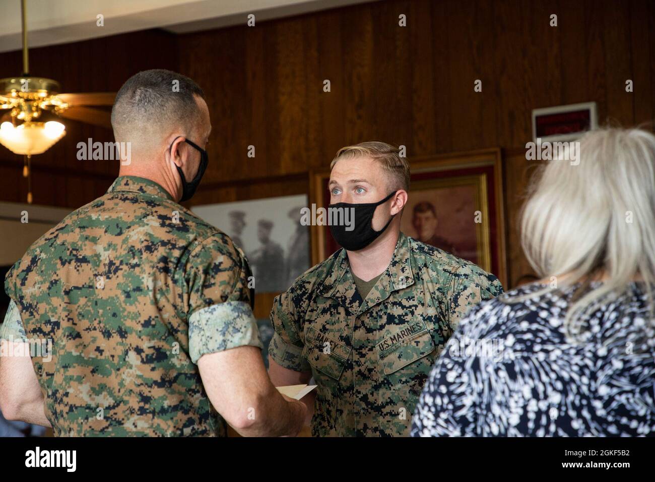 US Marine CPL. Andrew Bailey, Sachbearbeiter, erhält den President's Bronze Volunteer Service Award in der Lejeune Hall, Marine Corps Base Quantico, VA., 6. April 2021. Im Jahr 2003 führte der Rat für Dienst und Bürgerbeteiligung des Präsidenten die Auszeichnungen ein, die die Bedeutung von Freiwilligen für die Stärke und Identität des Landes verstärken. Stockfoto
