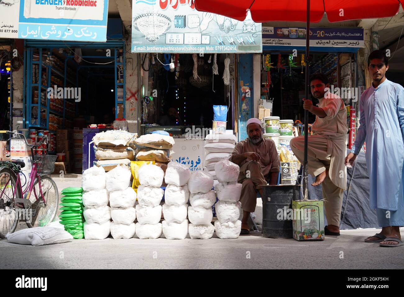 Dieses Foto wurde aufgenommen, nachdem die Taliban in Afghanistan, der Stadt Jalalabad, kontrolliert wurden. Stockfoto