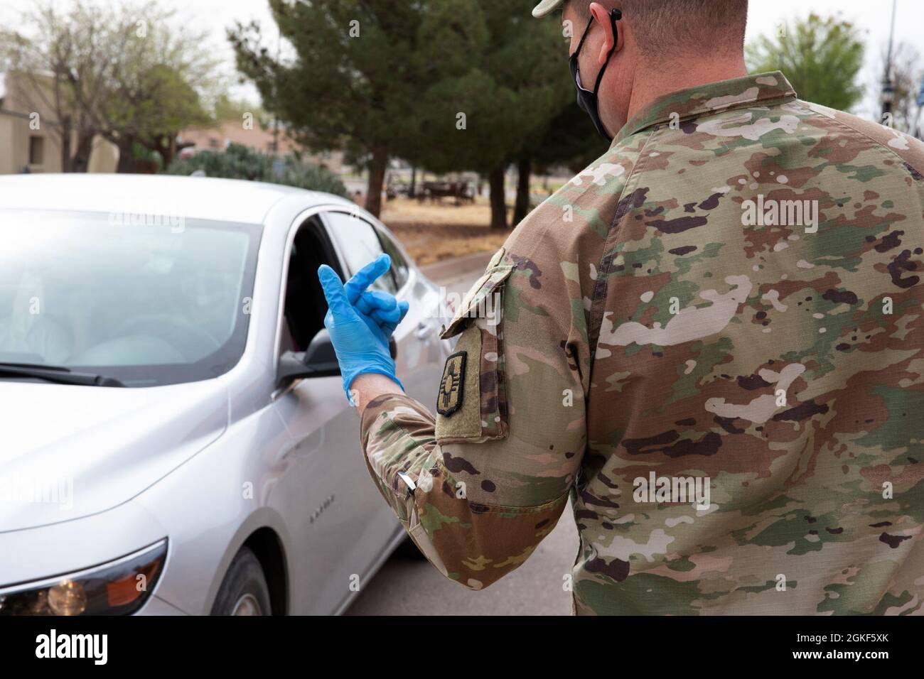 Maj. Paul Joseph Shamburger, Arzt-Assistent bei HHC 1-200th Inf. Batt., NMNG, leitet einen New Mexican bei einer Impfveranstaltung in Mesilla Valley, N.M., 6. April 2021. Shamburger ist Teil des National Guard Equity Team - South, das bei der Impfung ländlicher Gebiete in New Mexico hilft. Stockfoto