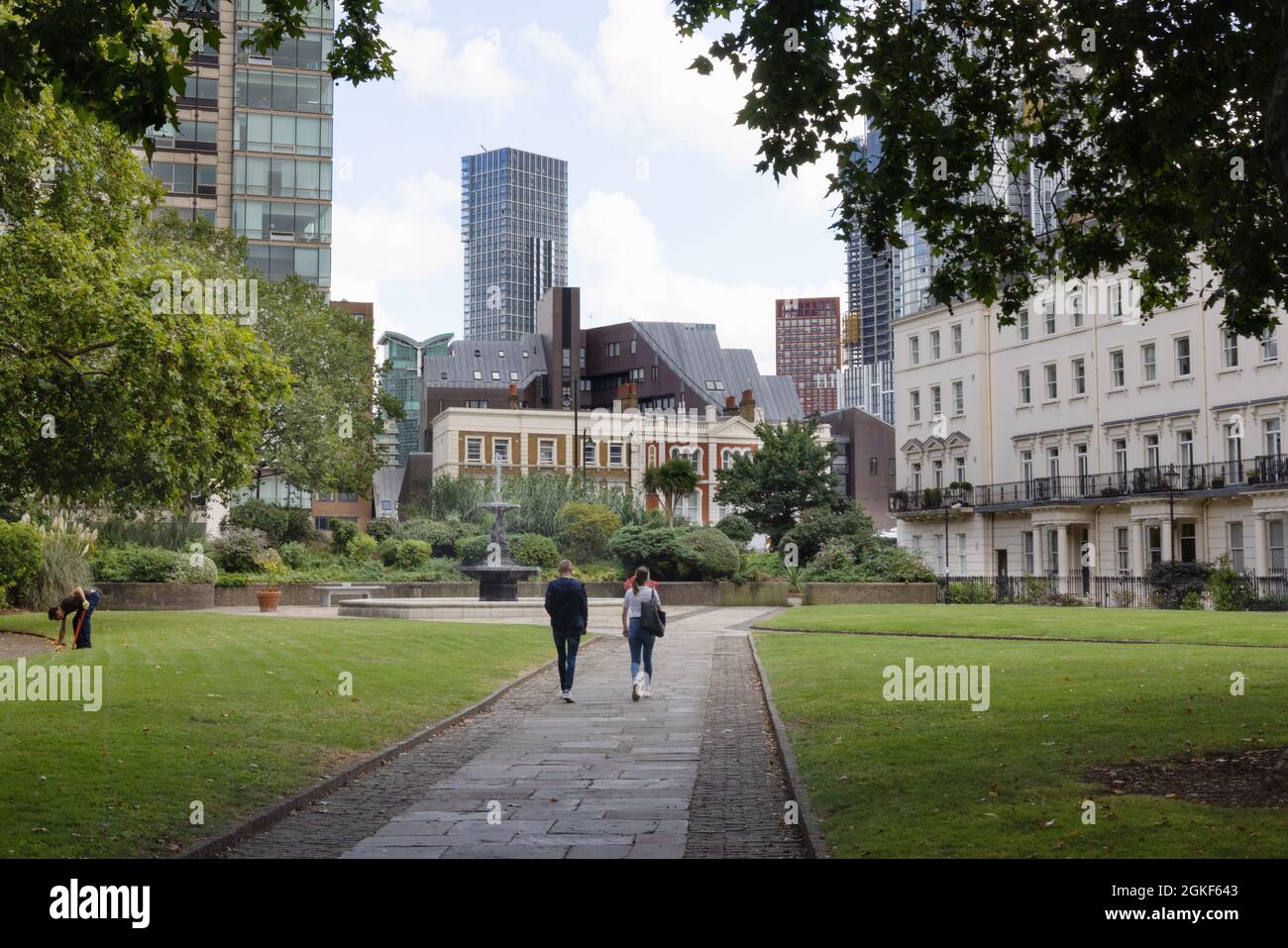 Menschen entspannen sich in Bessborough Gardens, Pimlico, City of Westminster, London, Großbritannien Stockfoto