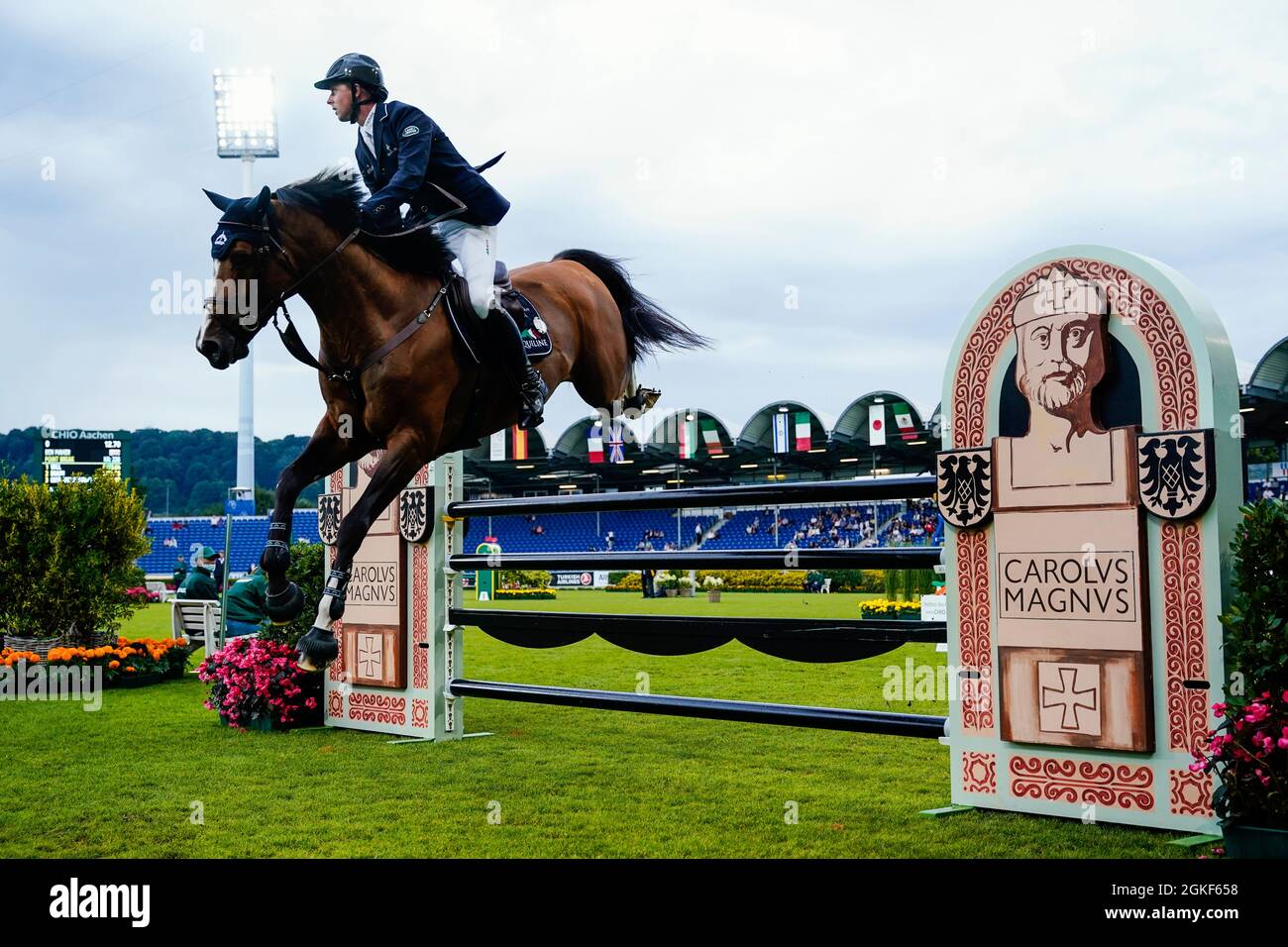 Aachen, Deutschland. September 2021. Reitsport/Springen: CHIO, Youngsters Cup. Der Brite Ben Maher springt auf dem Pferd Point Break auf ein Hindernis. Quelle: Uwe Anspach/dpa/Alamy Live News Stockfoto