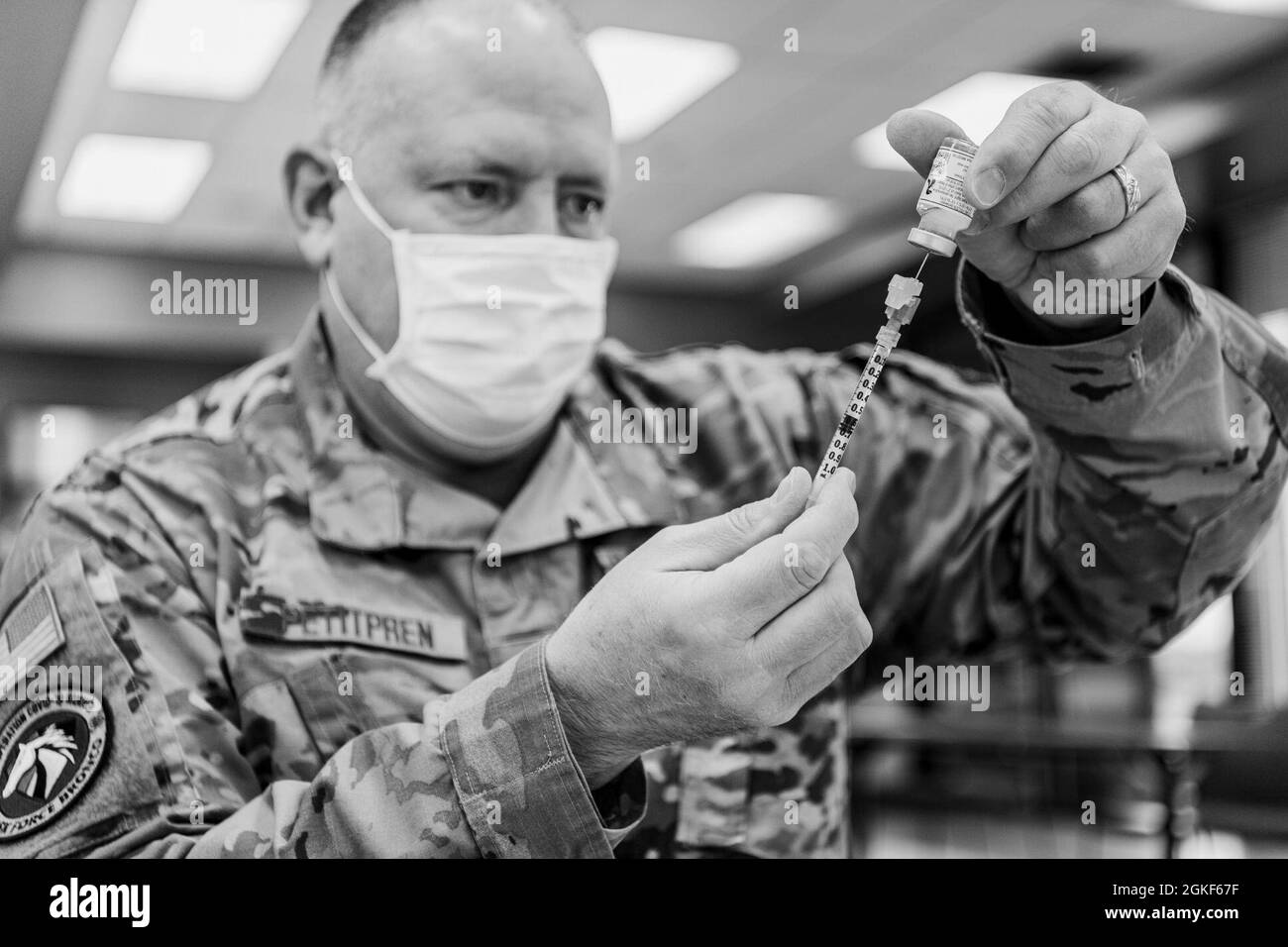 US Air Force Tech. Sgt. Les Petitpren, derzeit im Rahmen des Michigan Task Force Bronco COVID-19 Impfungs-/Testteams (CVTT) tätig, bereitet während einer Impfklinik im 110. Flügel, Battle Creek, Michigan, am 6. April 2021 einen COVID-19-Impfstoff vor. Die Lebensläufe der Nationalgarde von Michigan erweitern die lokalen Gesundheitsorganisationen, wie gefordert, bei der Lieferung und Verabreichung der Impfung an Michiganders. Stockfoto