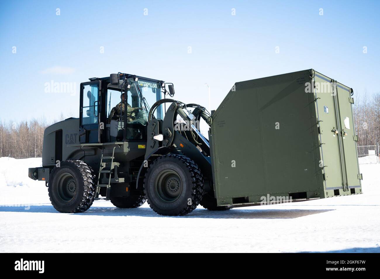 U.S. Air Force Airman 1st Class Cambrin Dixon, ein 354th Logistics Readiness Squadron Vehicle Operator, bewegt während der Arctic Gold (AG) 21-2 auf der Eielson Air Force Base, Alaska, 6. April 2021 eine Ladung mit einem Gabelstapler. Die AG 21-2 ist eine Bereitschaftsübung, die die Fähigkeit des 354th Fighter Wing demonstriert, F-35A Lightning II-Flugzeuge zu erzeugen und Kräfte und Fracht von der ganzen Tragfläche aus einzusetzen. Stockfoto