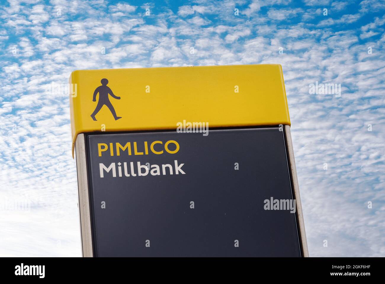Millbank Pimlico London-Schild, gesehen gegen einen blauen Himmel mit Wolken, London, Großbritannien Stockfoto