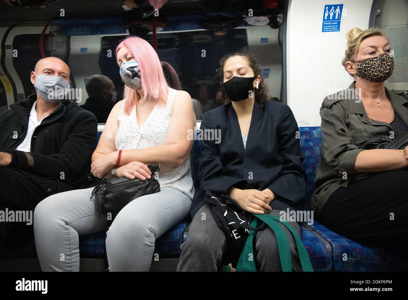 Covid 19 UK; Menschen, die während der COVID 19-Pandemie Masken trugen, reisten mit der Londoner U-Bahn, London, Großbritannien Stockfoto