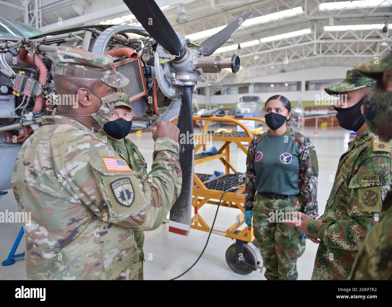 Befehl Sgt. Maj Sean Reis, hochrangiger Berater des US Army Security Assistance Command, spricht mit Soldaten, die der Luftwartungseinheit des kolumbianischen Armeestützpunktes in Tolemaida, Kolumbien, zugewiesen sind, am 6. April 2021. CSM Rig kam zu Brig. General Douglas Lowrey und seine Mitarbeiter besuchten mehrere Standorte, um die Auswirkungen der US-Sicherheitshilfe und des Verkaufs ausländischer Streitkräfte zu sehen, um das kolumbianische Militär bei der Verteidigung seines Landes vor drohenden und terroristischen Bedrohungen zu unterstützen. Stockfoto