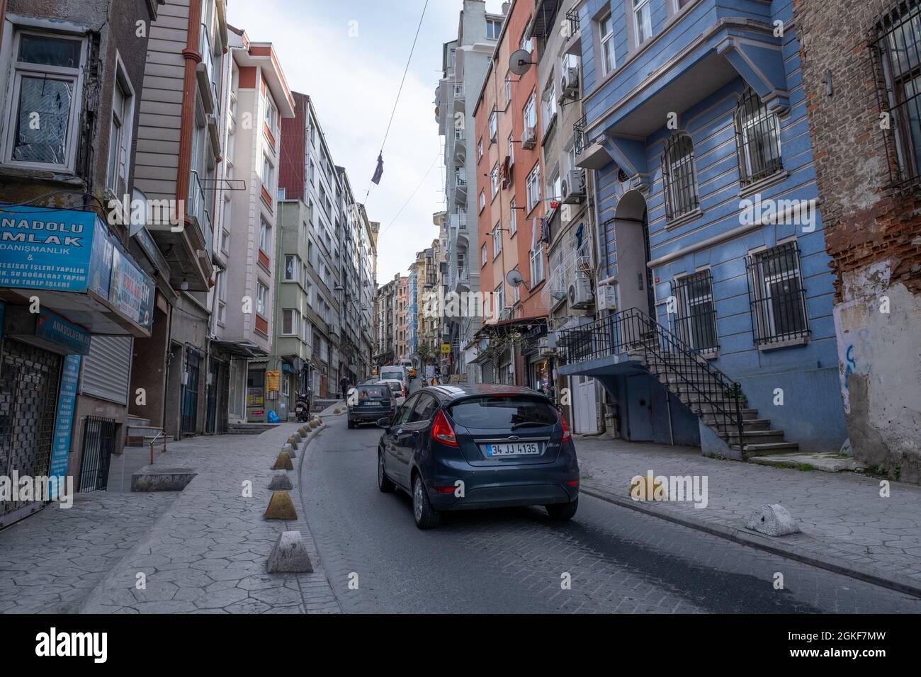 Taksim, Istanbul, Türkei - 03.12.2021: Stau in einer der berühmten Taksim Seitenstraßen und historischen Gebäuden in Tarlabasi Hang zur Istiklal Street Stockfoto