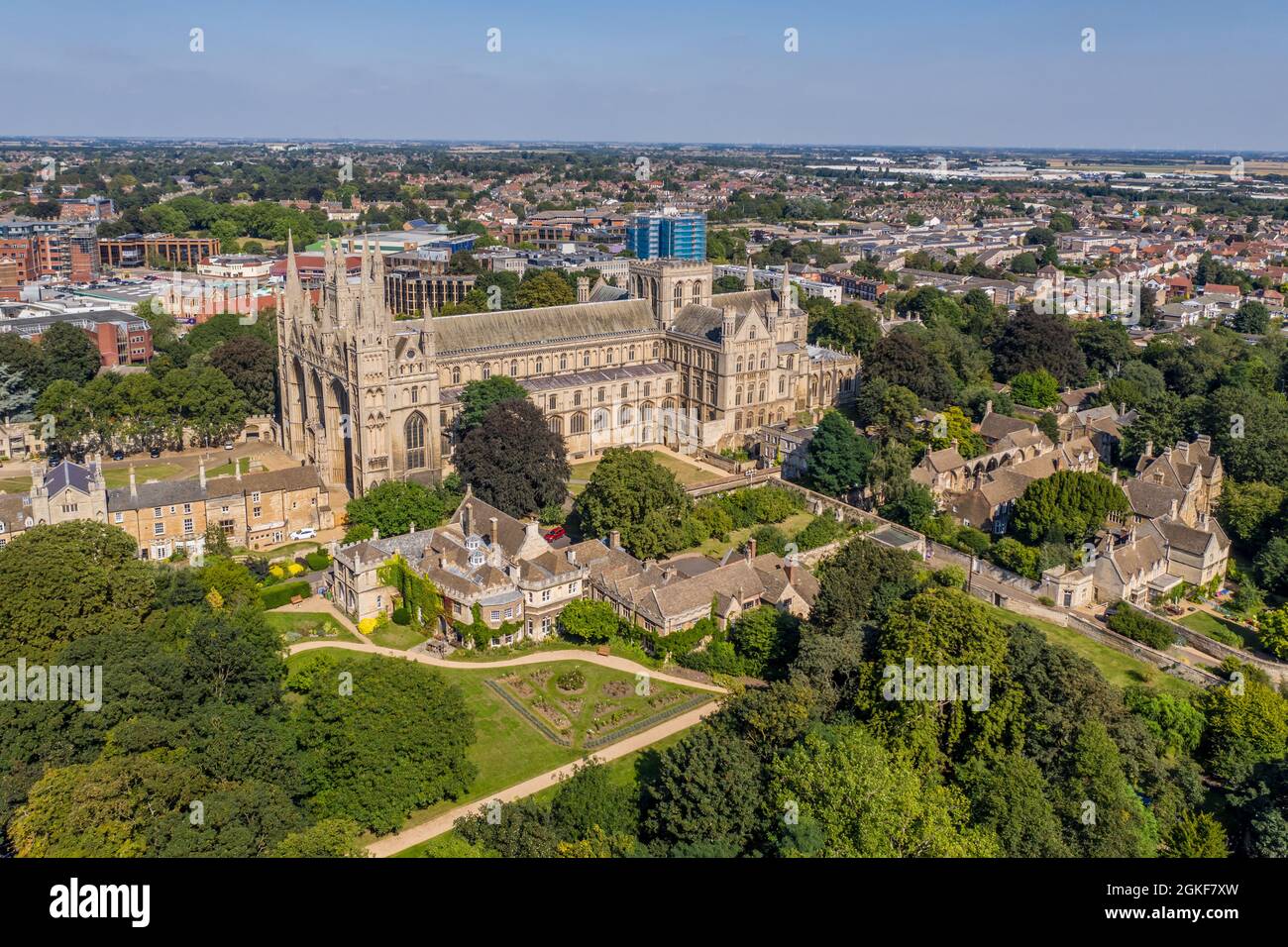PETERBOROUGH, GROSSBRITANNIEN - 7. SEPTEMBER 2021. Ein Luftbild der Peterborough Cathedral und des lebhaften Lido in Cambridgeshire, 2021. Ein Luftbild der Stadt o Stockfoto
