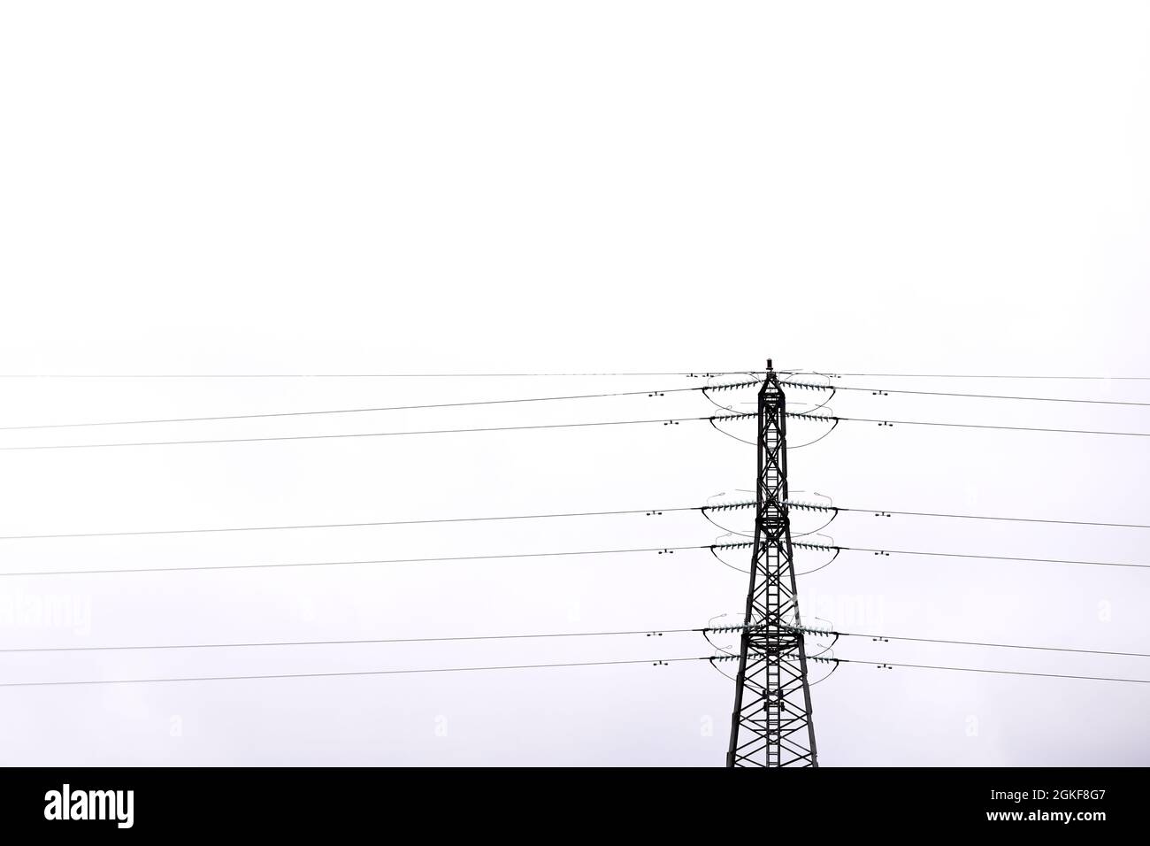 Ein Strommast und elektrische Kabel wie in Belfast, Nordirland, gesehen Stockfoto