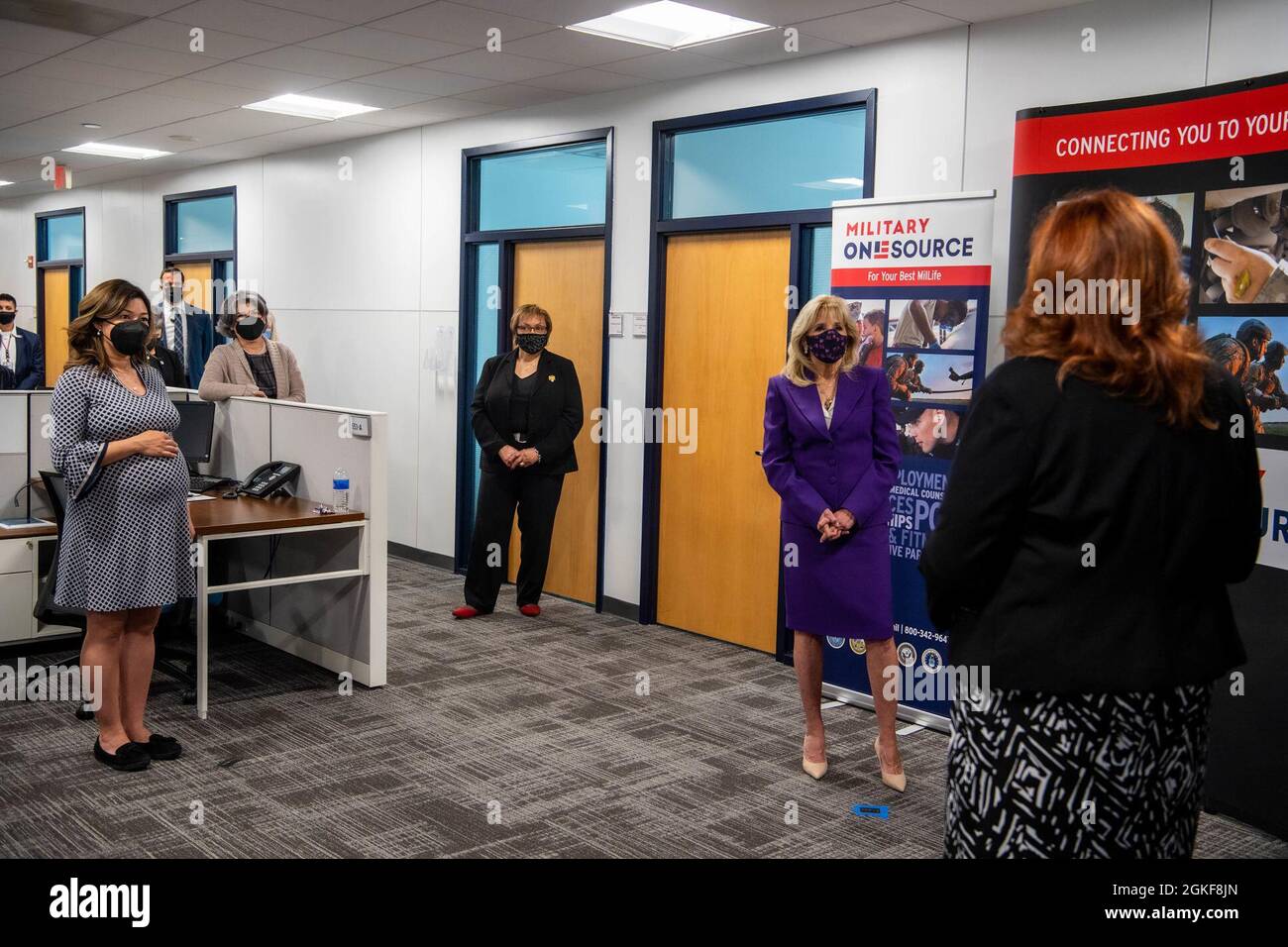 First Lady Dr. Jill Biden besuchte am 7. April 2021 eine militärische OneSource-Einrichtung mit Charlene Austin und Hollyanne Milley in Arlington, Virginia. Stockfoto