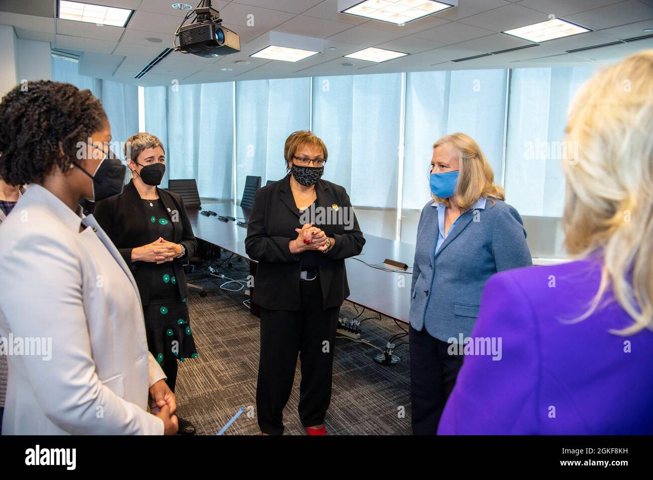 First Lady Dr. Jill Biden spricht mit Charlene Austin und Hollyanne Milley nach einer Tour durch eine militärische OneSource-Einrichtung in Arlington, Virginia, am 7. April 2021. Stockfoto