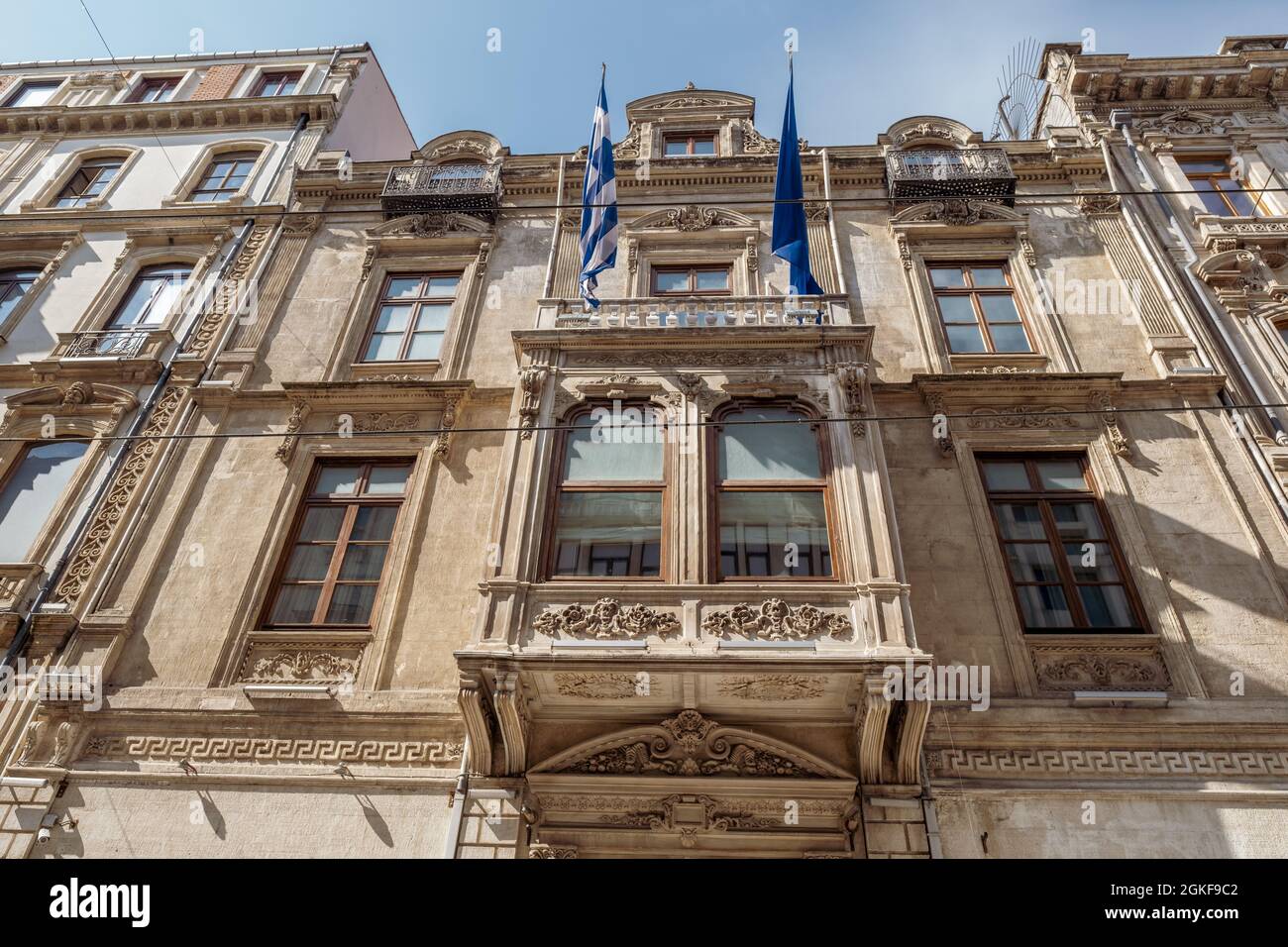 Taksim, Istanbul, Türkei - 03.12.2021: Historisches Gebäude des griechischen Generalkonsulats Istanbul und Flaggen der griechischen und der Europäischen Union darauf in Istiklal S. Stockfoto