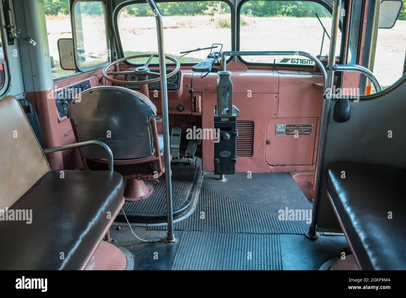 In einem alten öffentlichen Bus mit Blick auf den vorderen Eingang und den Fahrerbereich mit Fahrpreis-Box Stockfoto