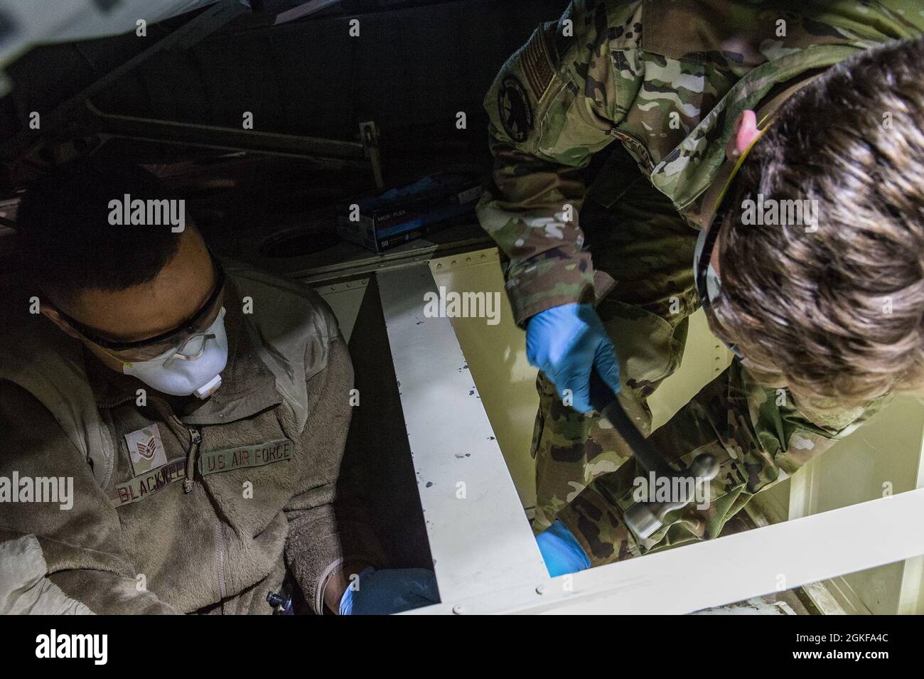 Personal Sgt. Konner Blackwell und Senior Airman Jack Ventrella, beide 436. Wartungstaffel für Flugzeuge, führen Reparaturen an einem C-17 Globemaster III auf der Dover Air Force Base, Delaware, 7. April 2021 durch. Blackwell und Ventrella reparierten einen Riss an der Rampe Nr. 2 der C-17. Stockfoto