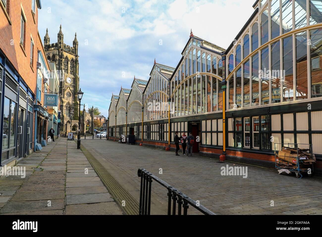 Die verglaste Victorian Market Hall und St. Mary's Church, Stockport, Manchester, England, Großbritannien Stockfoto