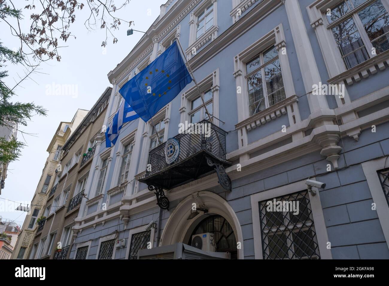 Taksim, Istanbul, Türkei - 03.12.2021: Ansicht des historischen Gebäudes des griechischen Generalkonsulats Istanbul und der Flaggen der griechischen und der Europäischen Union Stockfoto