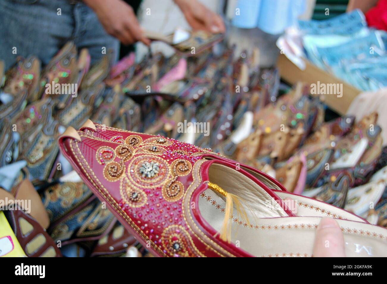 Traditionell dekorierte Lederslipper zum Verkauf auf dem Basar in der Altstadt von Tripolis in Libyen, 2006. Stockfoto